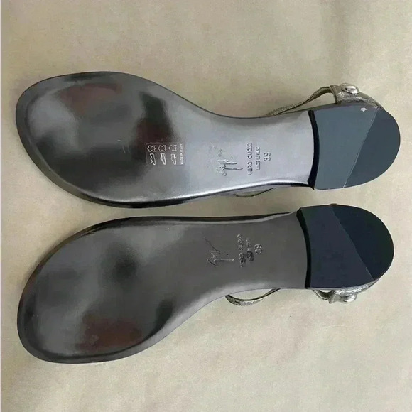 🆕Giuseppe Zanotti Silver Faux Snake Leather Studded T Strap Sandals Size 39 - Picture 6 of 7
